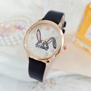Orologio da donna con cinturino in pelle e quadrante di coniglio carino con sabbia scintillante.