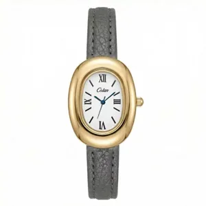 Primo piano orologio quarzo donna, cassa ovale dorata, quadrante bianco, numeri romani.