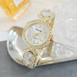 Luxe strass-quartzhorloge voor dames met gouden afwerking en sprankelende kristaldetails.