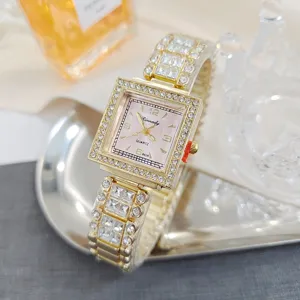 Reloj de cuarzo para mujer de lujo cuadrado con pedrería brillante y elegante correa dorada.