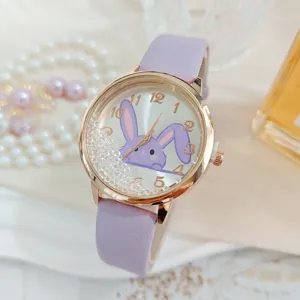 Dettaglio dell'orologio al quarzo con quadrante coniglio viola, strass e cinturino.