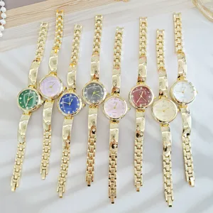 Elegante dames kwartshorloge met diamanten en metalen armband, modieuze stijl voor vrouwen.