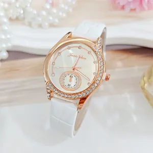 Detailaufnahme einer Damenarmbanduhr mit roségoldener Strasslünette und weißem Lederarmband.