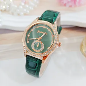 Grünes Zifferblatt Strass Lederuhr Detail, elegante Damen Mode Quarzuhr Nahaufnahme.
