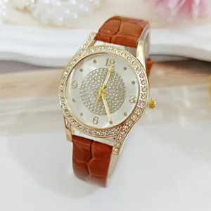 Dames quartz horloge met strass rand, kristallen wijzerplaat en bruine lederen band detail.