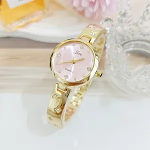 Dames quartz horloge met roze wijzerplaat gouden armband en sprankelende strass stenen.