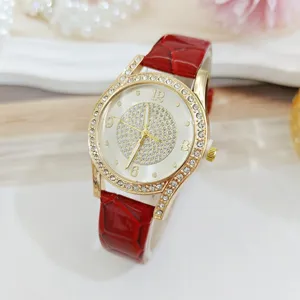 Luxe dames strass quartz horloge met elegante rode lederen band en glinsterende wijzerplaat.