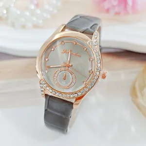 Detailaufnahme der Damen Strass Lederuhr mit roségoldenem Gehäuse und schickem Zifferblatt.