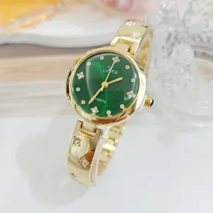 Elegante gouden dames quartz horloge met groene wijzerplaat en schitterende diamantarmband.