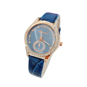 Nahaufnahme der Damen Quarzuhr mit glitzernden Strasssteinen, blauem Zifferblatt und Lederarmband.