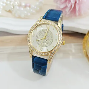 Gedetailleerd overzicht van dames quartz horloge met blauwe lederen band en strass wijzerplaat.