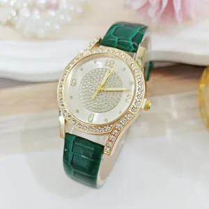 Elegante dames quartz horloge met groene lederen band en schitterende strass wijzerplaat.