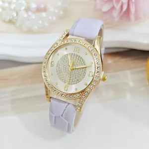 Dames quartz horloge met licht paarse lederen band en schitterende strass lunette.