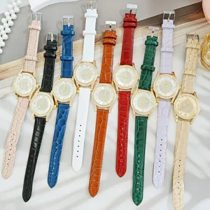 Gedetailleerd overzicht van kleurrijke sterrenhemel strass vrouwen horloge met leren band.