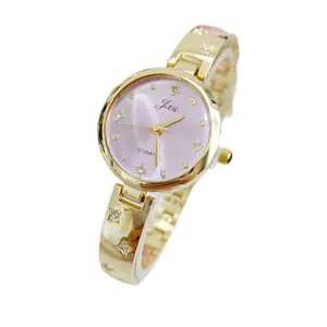 Goudkleurig dames horloge met roze wijzerplaat, kristallen strass steentjes en armband design.