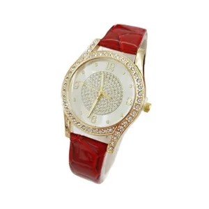 Stijlvol dames horloge met rode lederen band en schitterende strass steentjes op de wijzerplaat.