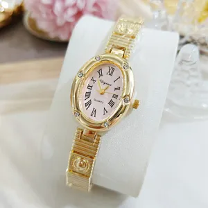 Élégante montre quartz ovale pour femme avec cadran rose à chiffres romains et lunette.
