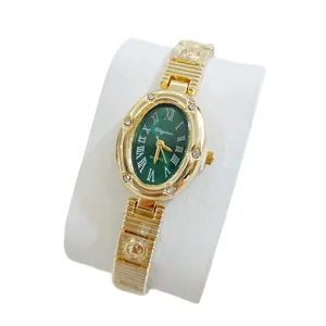 Vue détaillée de la montre quartz femme cadran vert ovale avec lunette en cristaux.