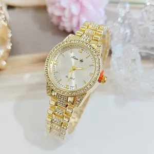 Vue détaillée de la montre quartz femme de luxe avec strass scintillants et bracelet doré.