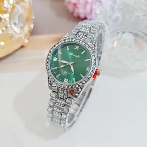 Magnifique montre quartz pour femme avec élégant cadran vert et lunette en strass brillants.