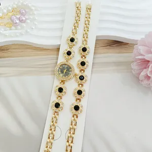 Élégant ensemble montre quartz et bracelet pour femme dorée avec strass scintillants fleurs.