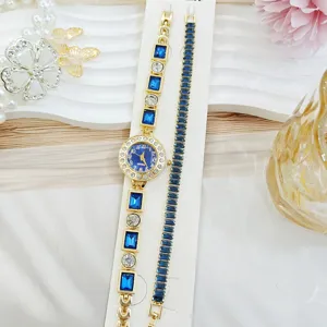 Exquis ensemble montre et bracelet pour femmes en or avec de magnifiques pierres de cristal bleu.