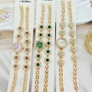 Montre à Quartz en Alliage avec Strass Colorés et Ensemble Bracelet Pavé Assorti pour Femme Montre Bracelet Analogique Élégante Bijoux
