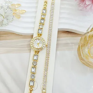 Vue détaillée d'un ensemble de montre à quartz et bracelet en strass dorés de luxe.