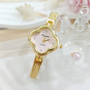 Elegante orologio al quarzo trifoglio con bracciale in maglia dorata stile lusso chic.