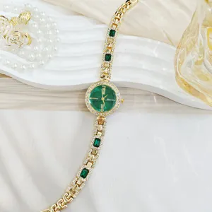 Luxus Damen Armbanduhr in Gold mit gruenem Zifferblatt glitzernde Strasssteine Schmuckdesign