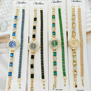 Detail de l'ensemble montre et bracelet pour femme elegante avec cristaux carres colores.