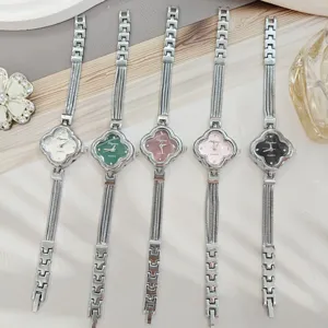 Orologio donna quadrifoglio strass lusso bracciale al quarzo vista dettagliata