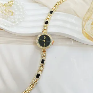 Elegante goldene Strass Armbanduhr für Damen mit schwarzen Steinen und edlem Luxus Zifferblatt.