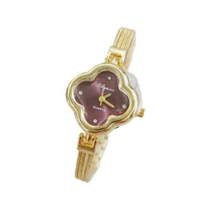 Elegante orologio al quarzo a trifoglio da donna con quadrante viola di lusso e cinturino dorato.