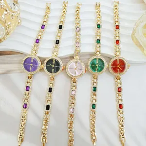 Luxus Strass Damenarmbanduhr Set, farbiger Kristall Zifferblatt Metall Armband Uhr.