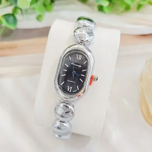 Elegante Damen Quarzarmbanduhr mit ovalem Zifferblatt und modischem Metall Perlenarmband Design.