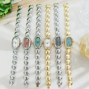 Vintage Perlenarmband Uhr für Damen, elegante ovale Quarzarmbanduhr mit Metallarmband.