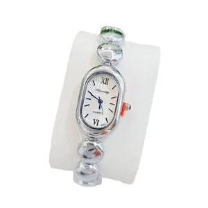 Elegante Damen Quarz Armbanduhr mit ovalem Zifferblatt und modischem Metallarmband.
