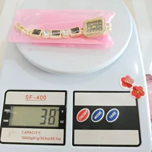 Reloj de pulsera mujer cuadrado con estrás brazalete dorado lujo elegante casual.