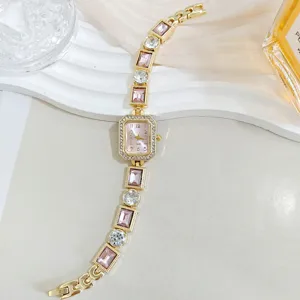 Reloj de mujer cuadrado rosa elegante de lujo con piedras de cristal y pulsera dorada.