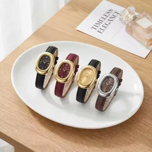 Orologio al quarzo elegante da donna con cassa ovale e cinturino in pelle, stile di lusso.