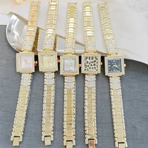Conjunto de reloj de cuarzo para mujer cuadrado con pedrería de lujo y correa dorada.