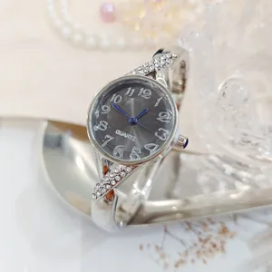 Detailopname van luxe strass armband quartz horloge met donkere wijzerplaat, zilveren design.