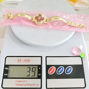 Gold clover design ladies watch fashion bracelet watch luxury style watch elegant piece
