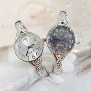 Dames luxe strass kwarts armband horloge met sprankelend kristal ontwerp en wijzerplaat.