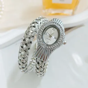 Montre bracelet serpent argentée avec cadran ovale en strass, montre à quartz élégante pour femmes.