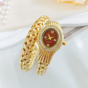 Élégante montre serpent dorée avec des strass étincelants et un bracelet tressé chic et fin.