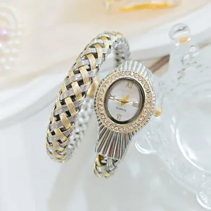 Montre quartz pour femme élégante avec bracelet tressé serpent et cadran ovale en strass.