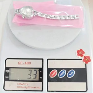Orologio da donna con strass a cuore e bustina rosa, esposizione peso 33g dettaglio.