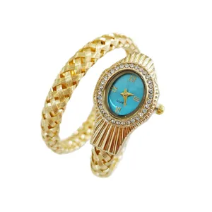 Montre bracelet serpent dorée pour femme avec cadran bleu et strass scintillants.